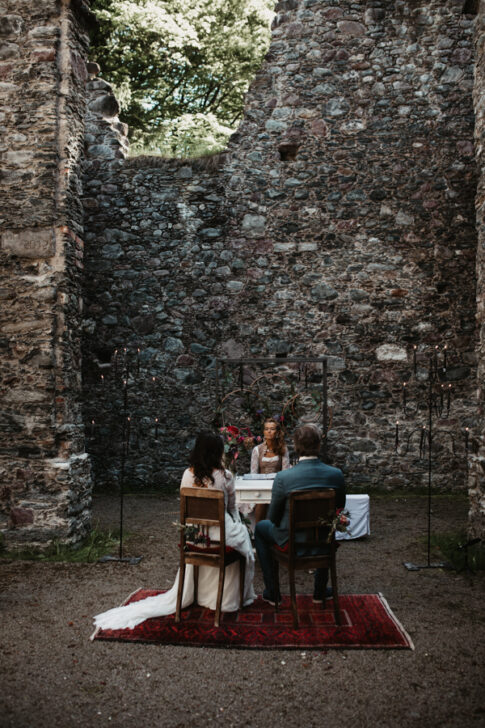 Trauung in der alten Kirchenruine, Oberaudorf, Hopfgarten, Alte Schmiede, Kitzbühel, Hochzeit, Vintage,